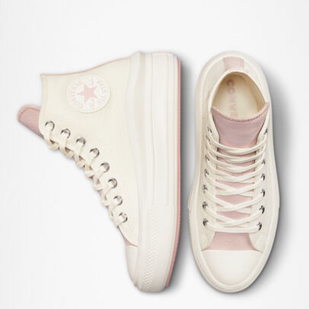 Converse 💕🤍 - Picture 3 of 4